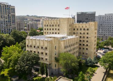 პროკურატურამ არასრულწლოვანი შვილის დამამძიმებელ გარემოებებში განზრახ მკვლელობის ფაქტზე დაკავებულს ბრალდება წარუდგინა