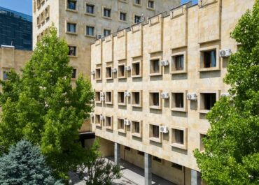 პროკურატურამ პირადი ცხოვრების საიდუმლოს უკანონოდ მოპოვების, შენახვისა და გამოყენების, სექსუალური ხასიათის იძულებისა და კომპიუტერულ სისტემაში უნებართვო შეღწევის ფაქტებზე ერთ პირს ბრალდება წარუდგინა