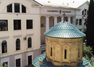 საპატრიარქო ყველა მოქმედ ეკლესია-მონასტერს მოუწოდებს, 22 მარტის ჩათვლით, ყოველდღიურად, 12:00 საათზე სამგლოვიარო ზარები დარეკონ