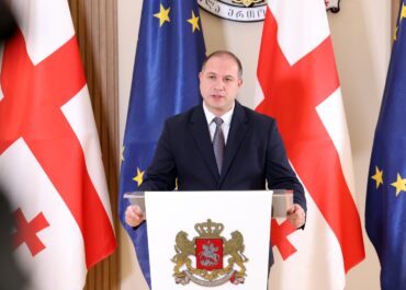 გამონაკლისის სახით, 2026-2027 სასწავლო წელს, პირველ კლასში რეგისტრაციას ის ბავშვებიც შეძლებენ, რომელთაც 6 წელი 31 დეკემბრის ჩათვლით შეუსრულდებათ