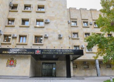 პროკურატურამ „კანონიერი ქურდობის”, „ქურდული სამყაროს“ წევრობის, „ქურდული სამყაროს“ საქმიანობის მხარდაჭერის და „კანონიერი ქურდისთვის” მიმართვის ფაქტებზე 60 პირს ბრალდება წარუდგინა