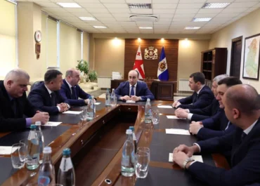 გეკა გელაძემ შიდა ქართლის პოლიციის დეპარტამენტის თანამშრომლებს ახალი უფროსი წარუდგინა