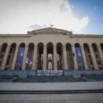 პარლამენტის სასახლეზე უწმინდესის და უნეტარესის, სრულიად საქართველოს კათოლიკოს-პატრიარქის, ილია II-ის ბანერი განთავსდა