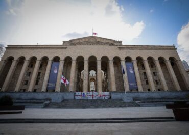 პარლამენტის სასახლეზე უწმინდესის და უნეტარესის, სრულიად საქართველოს კათოლიკოს-პატრიარქის, ილია II-ის ბანერი განთავსდა