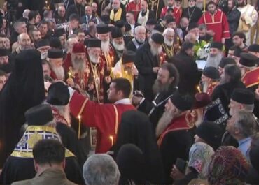 სიონში მოქალაქეები პატრიარქის, ილია მეორისთვის პატივის მისაგებად მიდიან