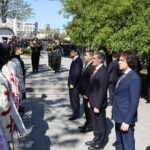 პრემიერ-მინისტრმა, ხელისუფლების წარმომადგენელბთან ერთად, გმირთა მემორიალი გვირგვინით შეამკო