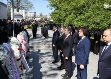 პრემიერ-მინისტრმა, ხელისუფლების წარმომადგენელბთან ერთად, გმირთა მემორიალი გვირგვინით შეამკო