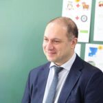 განათლების მინისტრი მე-12 კლასელებს სკოლის დამთვარებას ულოცავს